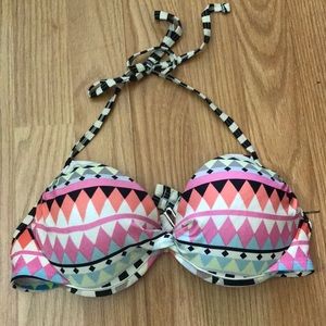 Bathing suit top with pads